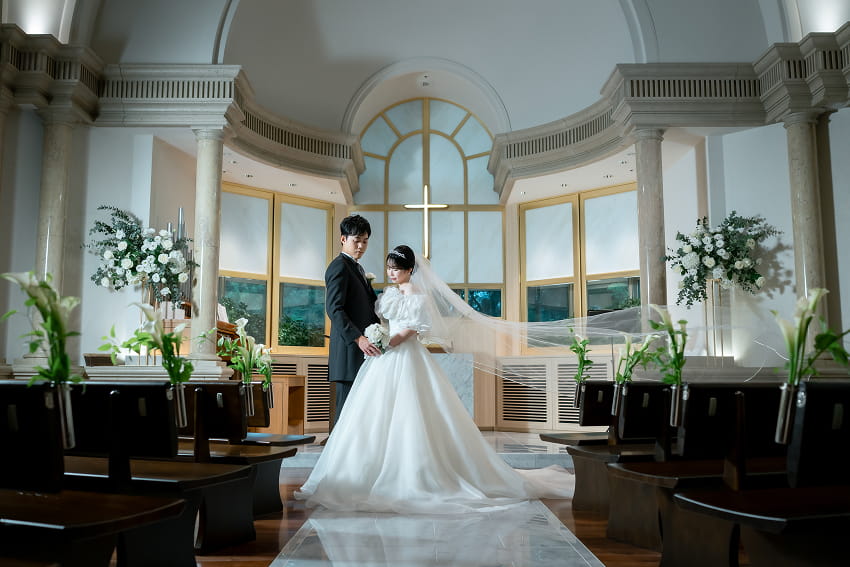 ウエディングドレスでチャペルにて